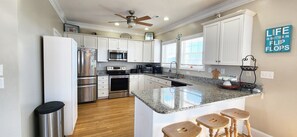 Fridge, microwave, oven, stovetop - 5 bedroom house with pool, close to center of town (Ocean Isle Beach)