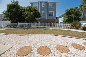Property grounds - Dog friendly 4 bedroom house, walking distance to beach (Ocean Isle Beach)