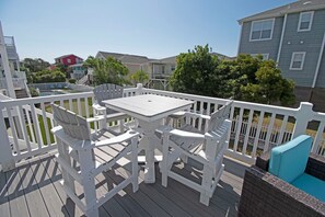 Outdoor dining - Dog friendly 4 bedroom house, walking distance to beach (Ocean Isle Beach)