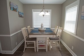 Dining - Dog friendly 4 bedroom house, walking distance to beach (Ocean Isle Beach)