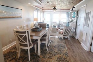 Dining - Cute 3 bedroom oceanfront cottage, sleeps 6 (Ocean Isle Beach)