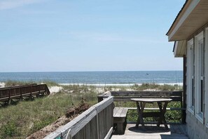 Outdoor dining - Cute 3 bedroom oceanfront cottage, sleeps 6 (Ocean Isle Beach)