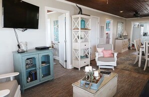 Smart TV - Cute 3 bedroom oceanfront cottage, sleeps 6 (Ocean Isle Beach)
