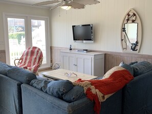 Living area - Sea Oats Oceanfront dog friendly 4 br home (Ocean Isle Beach)