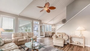 Living area - 5 Bedroom Island Park Home Close to Beach (Ocean Isle Beach)