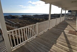 Property grounds - Down Yonda 3 BR Oceanfront Beach Cottage (Ocean Isle Beach)