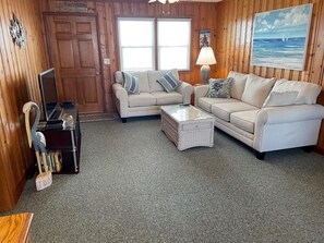 Living area - Down Yonda 3 BR Oceanfront Beach Cottage (Ocean Isle Beach)