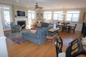 Living area - Shore Beats Work 5 BR/5BA Private Pool, Closet to Beach (Ocean Isle Beach)