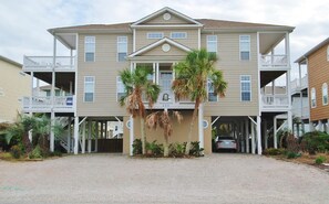 Exterior - Shore Beats Work 5 BR/5BA Private Pool, Closet to Beach (Ocean Isle Beach)
