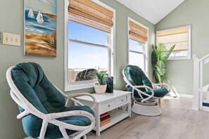Interior - Mellow Yellow 4 BR Dog Friendly Ocean View House (Ocean Isle Beach)
