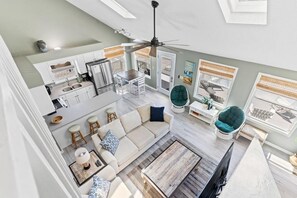 Living area - Mellow Yellow 4 BR Dog Friendly Ocean View House (Ocean Isle Beach)