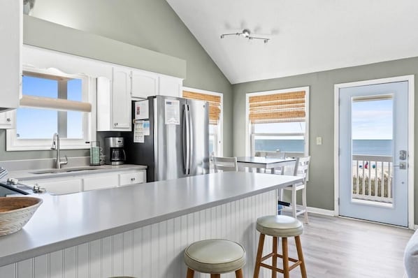 Fridge, microwave, oven, stovetop - Mellow Yellow 4 BR Dog Friendly Ocean View House (Ocean Isle Beach)