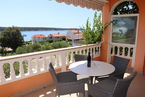 Outdoor dining - A2 comfortable apartment with terrace, garden and sea view (Barbat na Rabu)