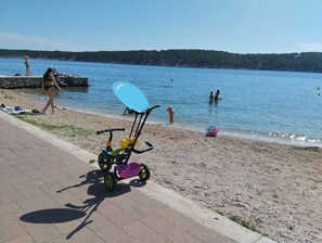 Beach - A2 comfortable apartment with terrace, garden and sea view (Barbat na Rabu)