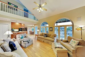 Living area - SEA Dreams 5 br Canal House with Boat Dock (Ocean Isle Beach)