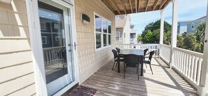 Outdoor dining - A Southern Escape 5 BR Summer Place Home (Ocean Isle Beach)