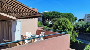 Outdoor dining - Studio LA MADRAGUE Côte d'Azur, sea, Nice airport, Antibes, Sophia Antipolis (Saint-Laurent-du-Var)