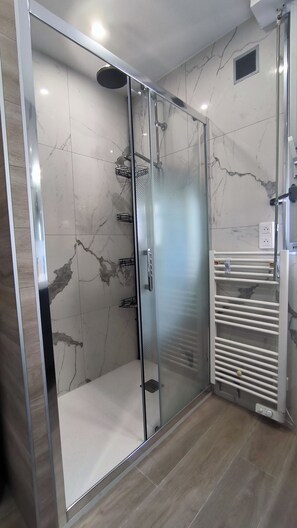 Shower, hair dryer, towels, toilet paper - Studio LA MADRAGUE Côte d'Azur, sea, Nice airport, Antibes, Sophia Antipolis (Saint-Laurent-du-Var)