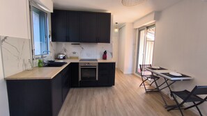 Fridge, oven, stovetop, coffee/tea maker - Studio LA MADRAGUE Côte d'Azur, sea, Nice airport, Antibes, Sophia Antipolis (Saint-Laurent-du-Var)