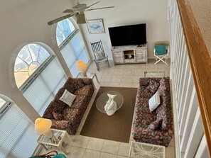 Living area - Spacious 5 bedroom 2nd row beach house (Ocean Isle Beach)