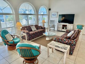 Living area - Spacious 5 bedroom 2nd row beach house (Ocean Isle Beach)