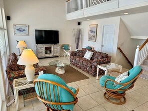 Living area - Spacious 5 bedroom 2nd row beach house (Ocean Isle Beach)