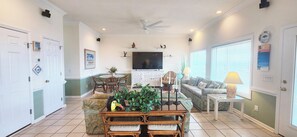 Living area - Oceanfront 6 bedroom beach house (Ocean Isle Beach)