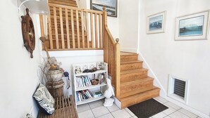 Un escalier avec des marches en bois et une porte blanche.