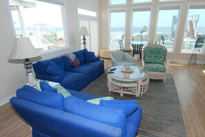 Living area - Oceanfront 5 bedroom beach house with private pool (Ocean Isle Beach)