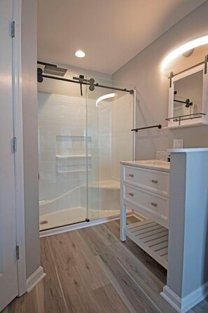 Shower - One bedroom oceanfront condo, private balcony, near pier (Ocean Isle Beach)
