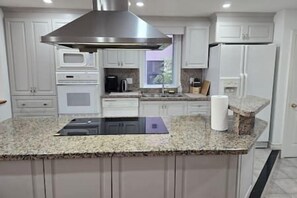 Refrigerador, microondas, horno y parrilla de estufa 