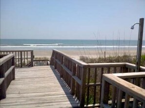 On the beach - Oceanfront 3 br, 2 ba condo, private balcony (Ocean Isle Beach)