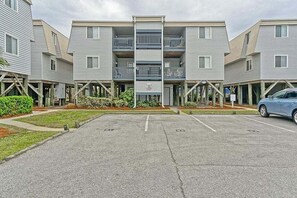 Exterior - Oceanfront 3 br, 2 ba condo, private balcony (Ocean Isle Beach)