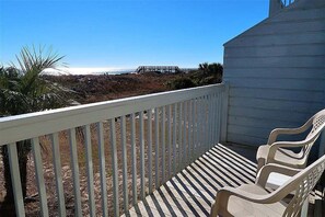 Property grounds - 3 br, 2 ba oceanfront condo, bed linens provided (Ocean Isle Beach)