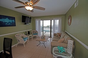 Smart TV - 3 br, 2 ba oceanfront condo, bed linens provided (Ocean Isle Beach)
