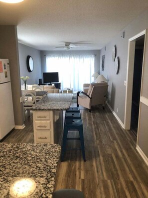 Interior - Dog friendly 3 br,2 ba condo side unit, oceanfront pool (Ocean Isle Beach)