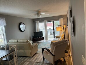 Smart TV - Dog friendly 3 br,2 ba condo side unit, oceanfront pool (Ocean Isle Beach)