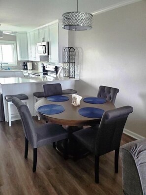 Dining - 2 bedroom 2 bath condo ocean view (Ocean Isle Beach)