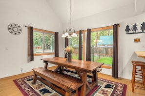Dining - Cozy cabin, dogs ok, hot tub, & fireplace (Leavenworth)