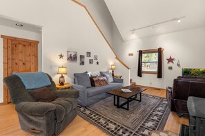 智能电视、壁炉、书