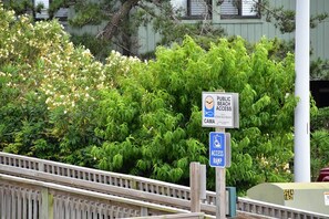 Property grounds - 3 br, 2 ba condo walking distance to beach (Ocean Isle Beach)