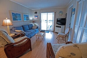 Smart TV - 3 br, 2 ba condo walking distance to beach (Ocean Isle Beach)