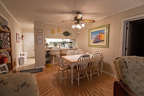 Dining - 3 br, 2 ba condo walking distance to beach (Ocean Isle Beach)