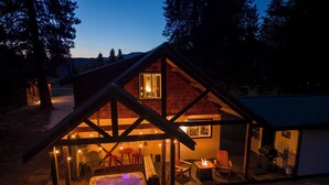 A cozy cabin with a hot tub, wooden deck, and a small dining area. - A cozy dog friendly cabin, sleeps 6 with a hot tub (Leavenworth)