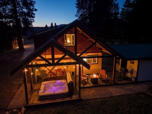 Terrace/patio - A cozy dog friendly cabin, sleeps 6 with a hot tub (Leavenworth)