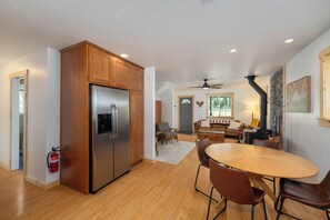 Dining - A cozy dog friendly cabin, sleeps 6 with a hot tub (Leavenworth)