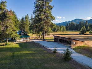 Property grounds - A cozy dog friendly cabin, sleeps 6 with a hot tub (Leavenworth)