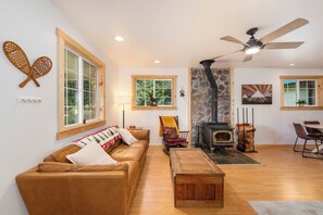 Smart TV, fireplace, DVD player, books - A cozy dog friendly cabin, sleeps 6 with a hot tub (Leavenworth)