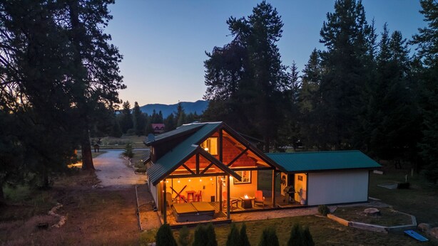 A cabin with a large open porch, a separate garage, and a small attached shed. - A cozy dog friendly cabin, sleeps 6 with a hot tub (Leavenworth)