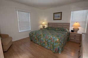 Desk, Internet - 3 br, 2 ba mid-island condo with pools, tennis court (Ocean Isle Beach)